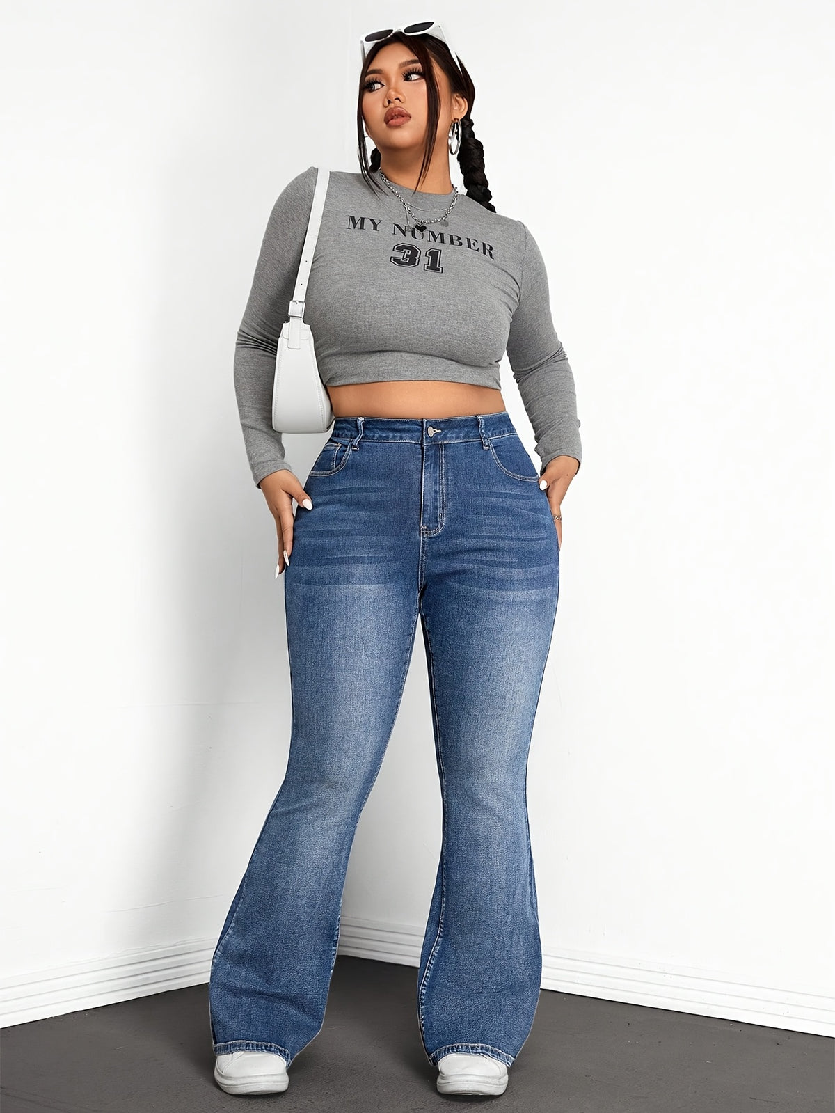 Jean grande taille, coupe évasée, tenue franche, effet gainant