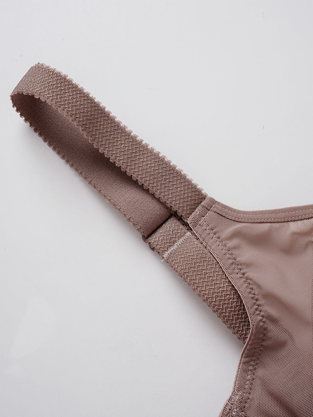 Soutien-gorge grande taille, maille transparente et dentelle