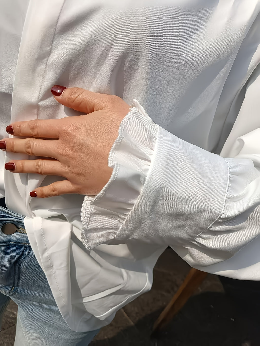 Chemise grande taille, col montant, volants, détail du tissu