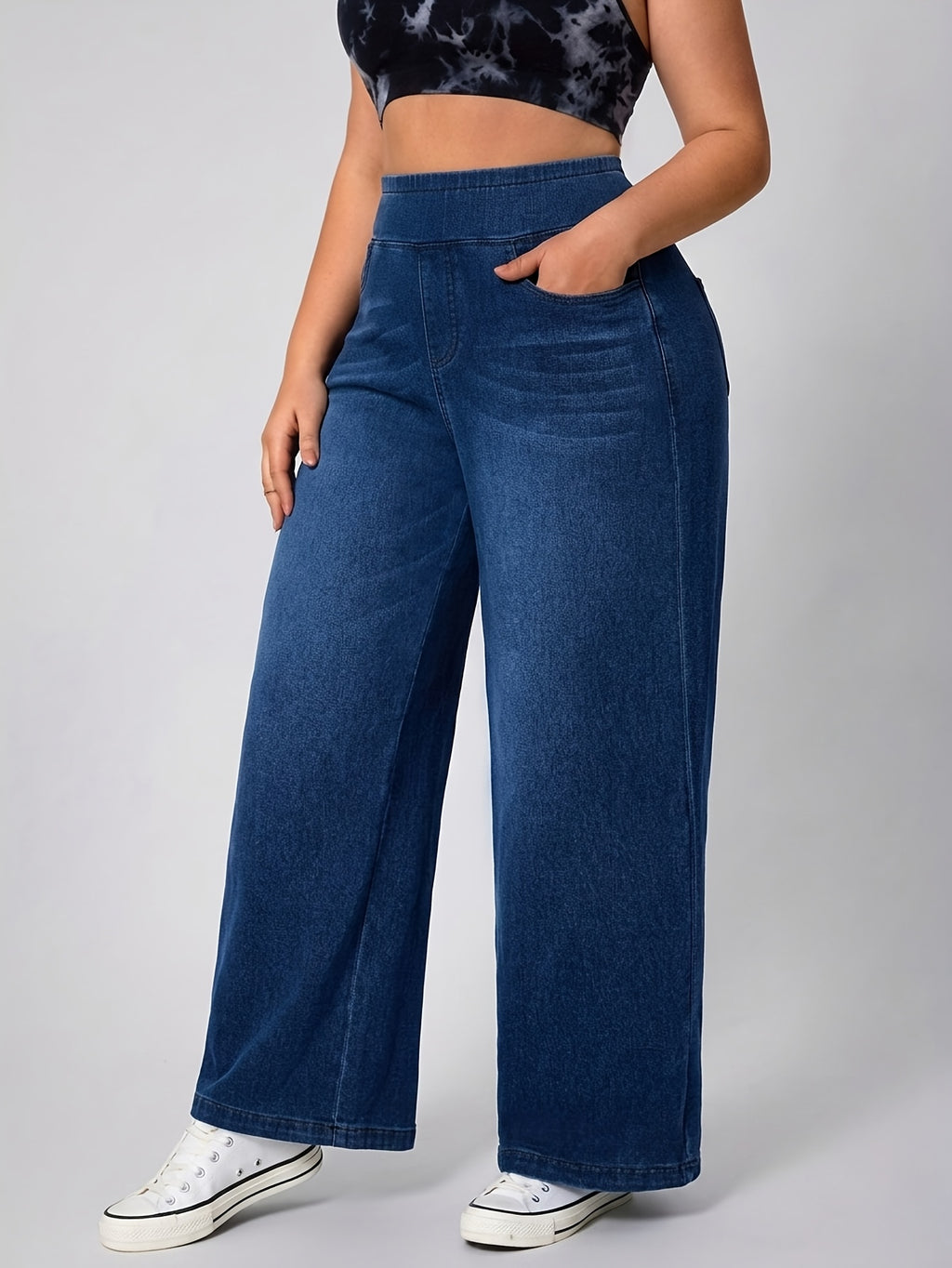 Pantalon grande taille, coupe évasée, délavage doux, tenue franche, porté de face