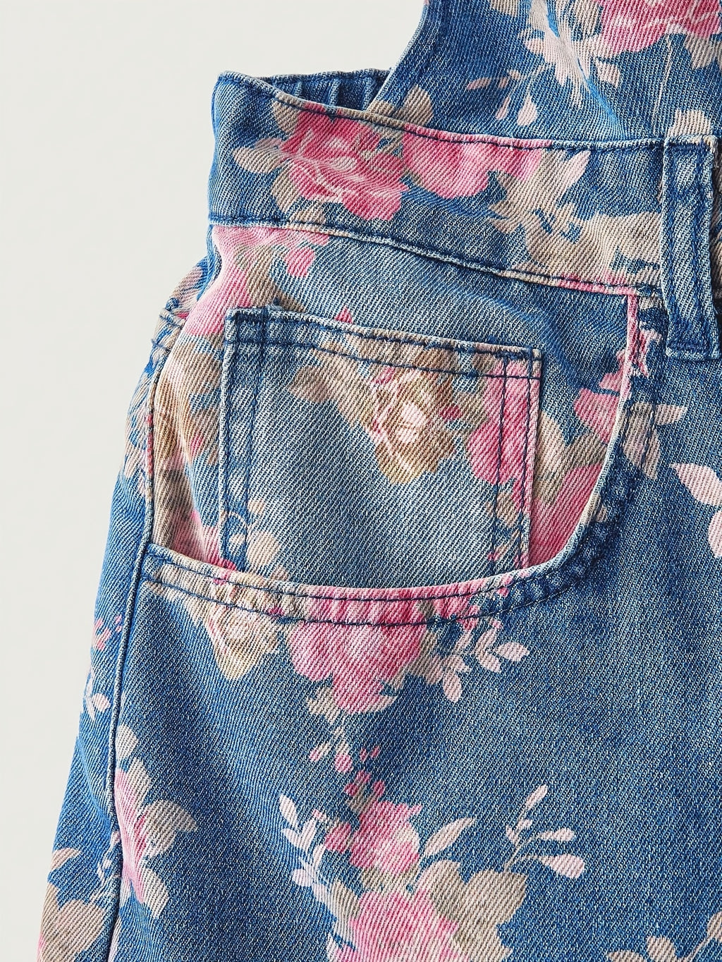 Salopette grande taille à imprimé fleuri, tenue franche, porté de face