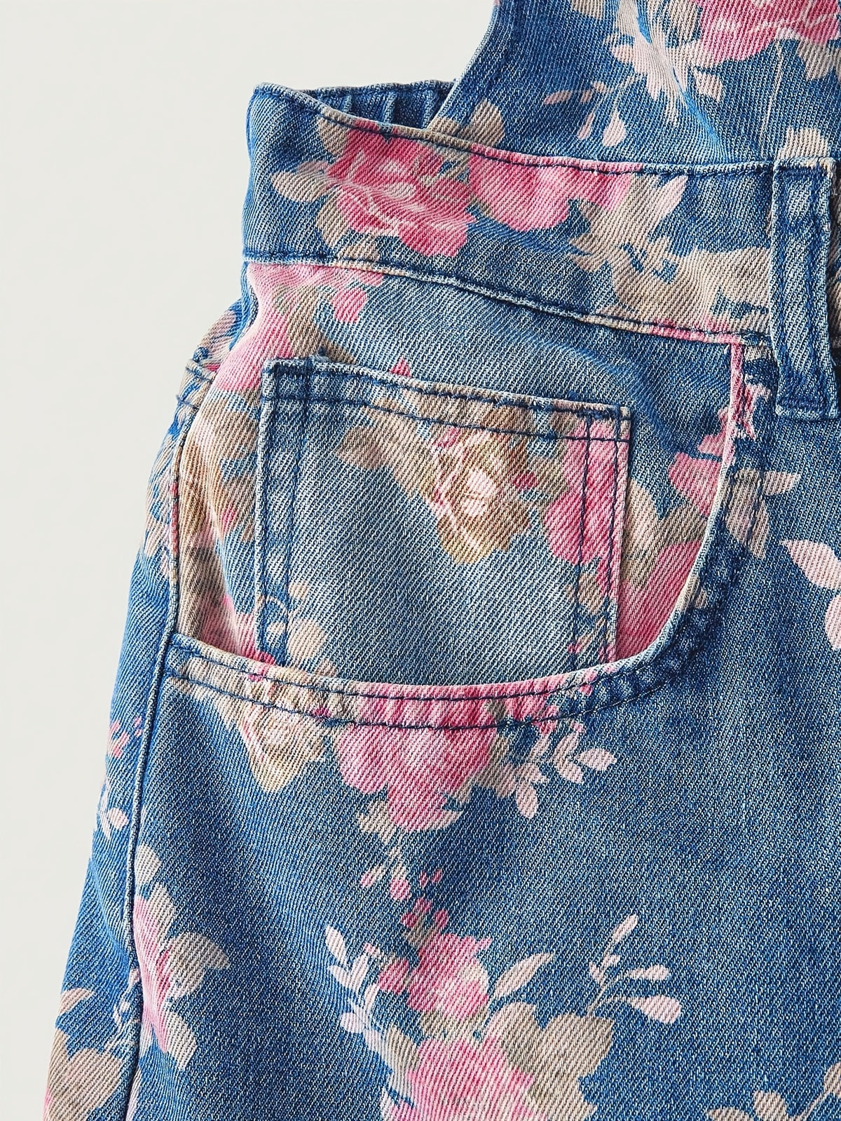 Salopette grande taille à imprimé fleuri, tenue franche, porté de face