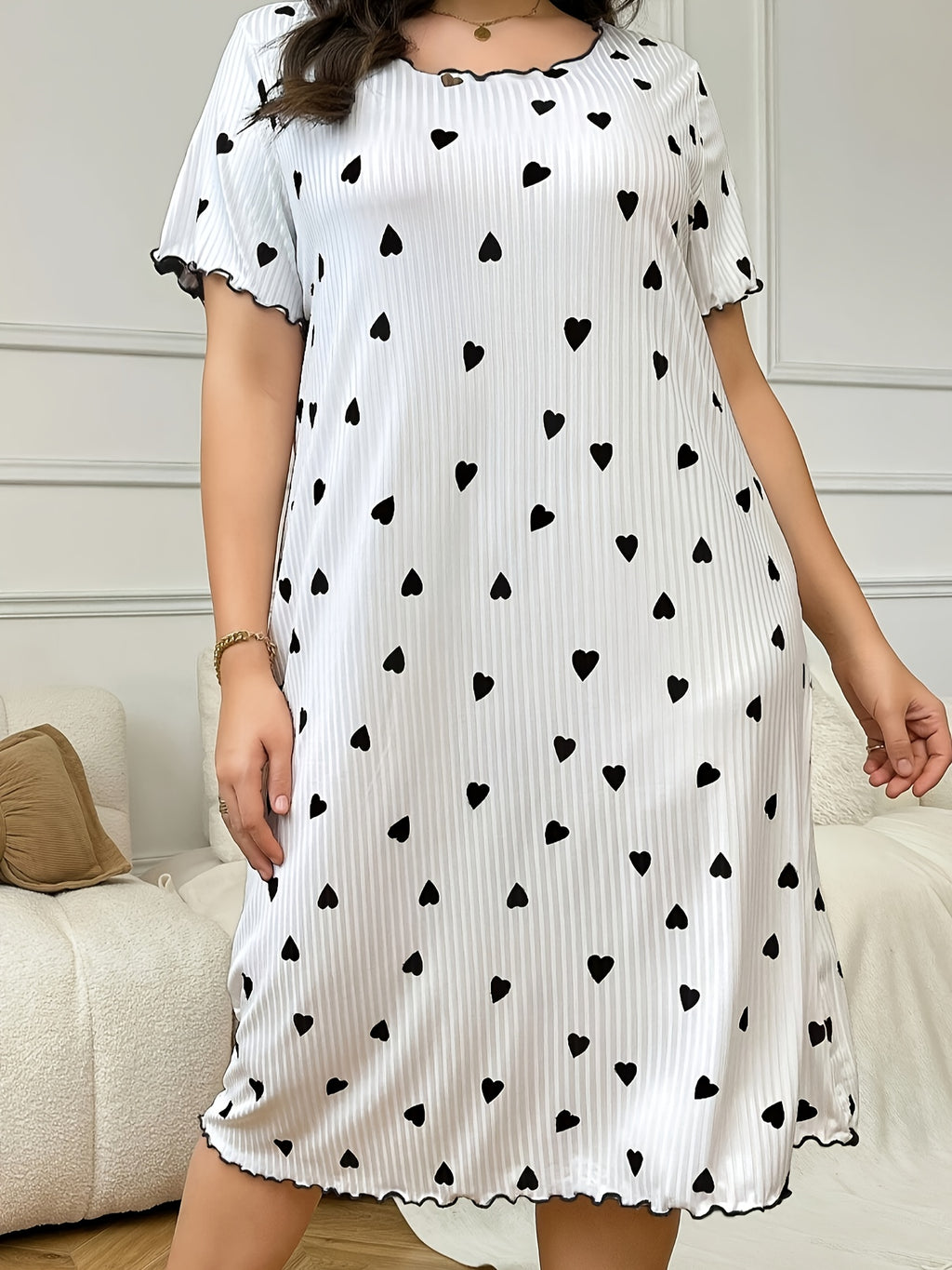 Chemise de nuit grande taille — Côte blanche et cœurs noirs