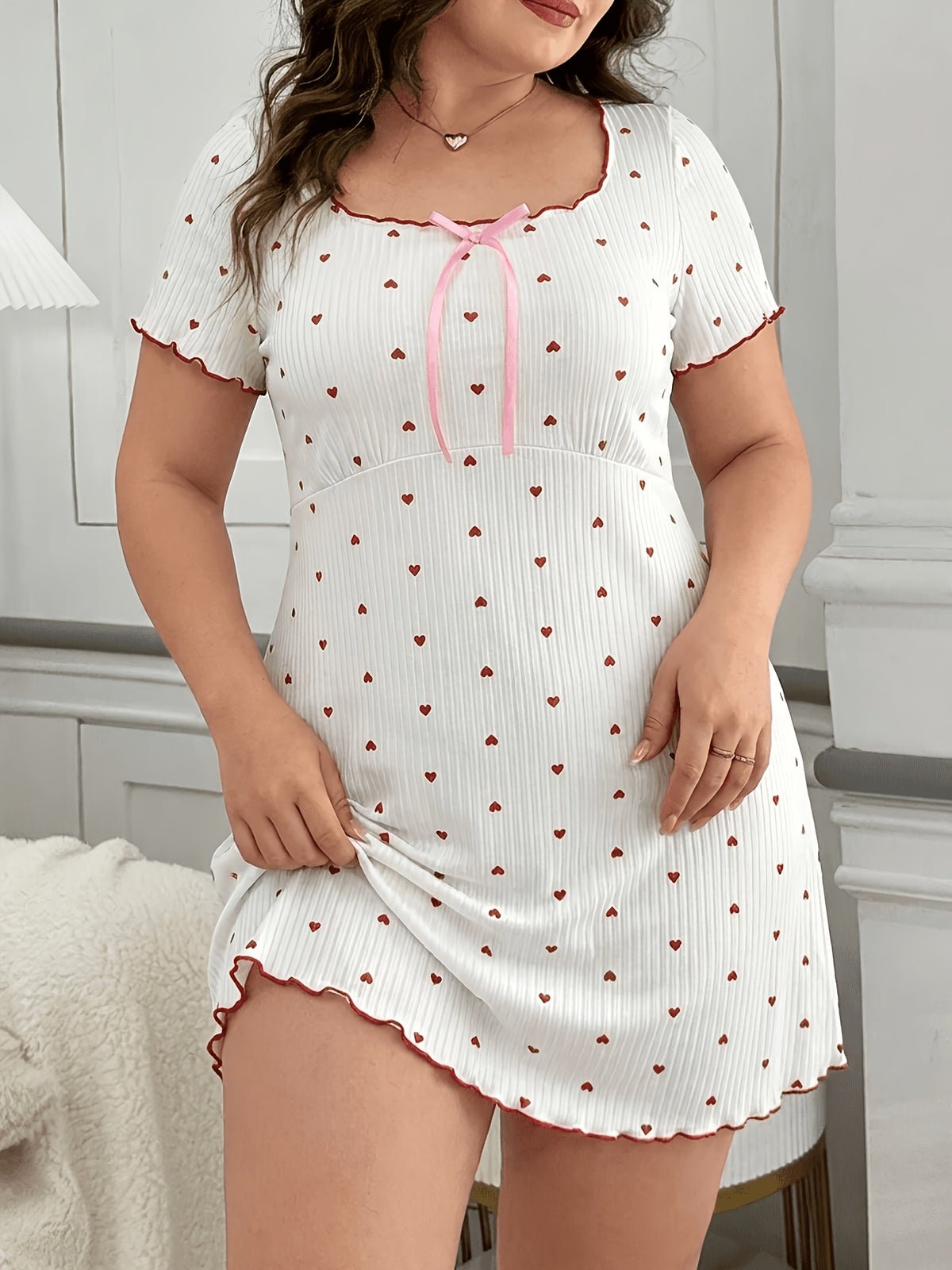 Chemise de nuit grande taille — Côtes blanches à cœurs rouges