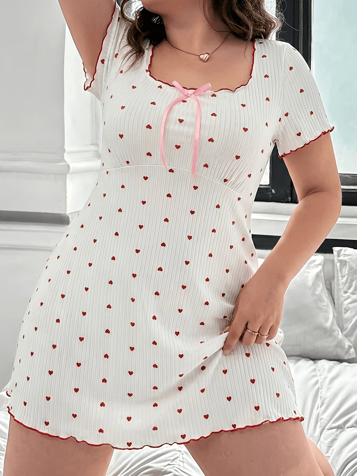 Chemise de nuit grande taille — Côtes blanches à cœurs rouges