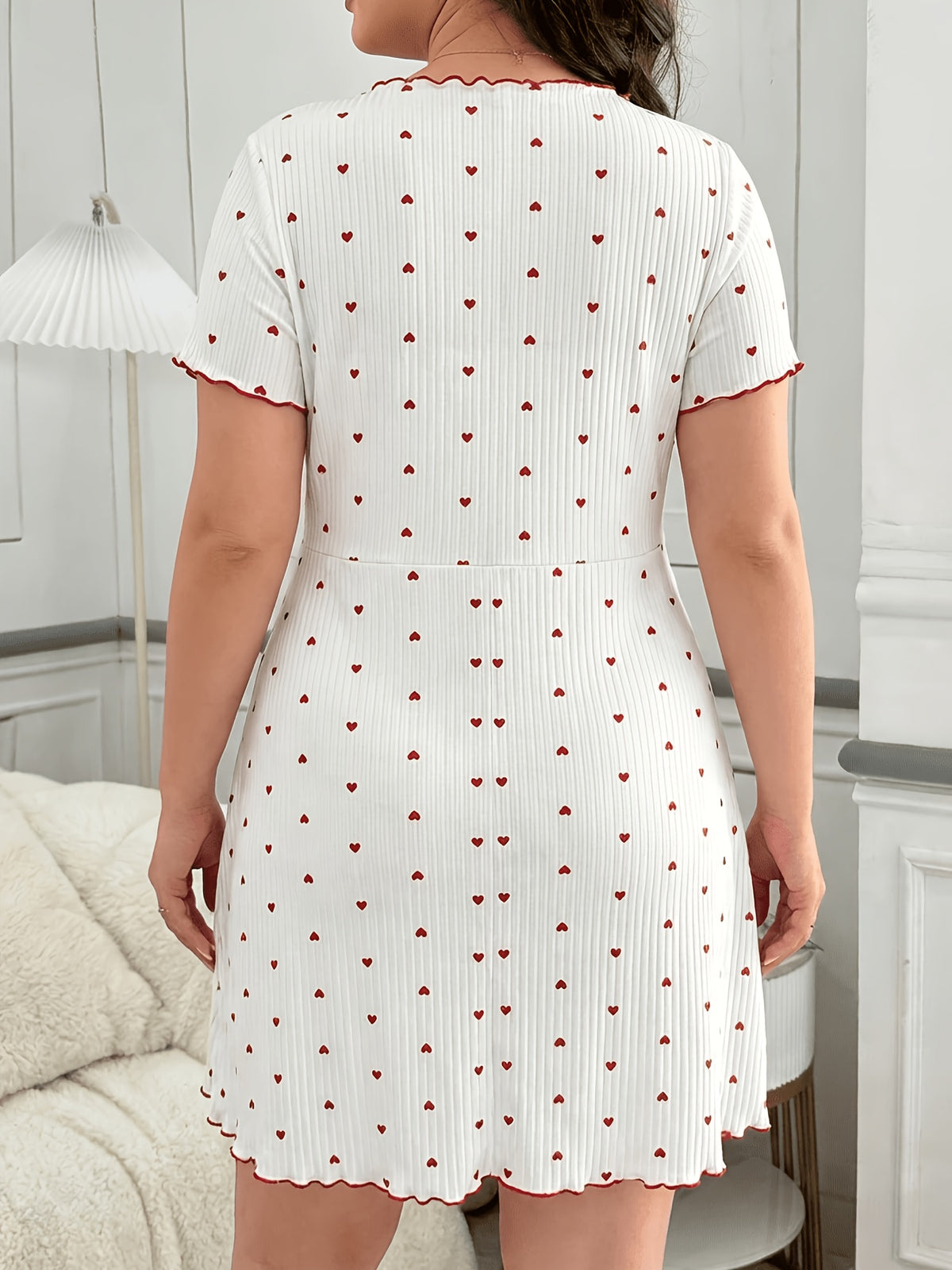 Chemise de nuit grande taille — Côtes blanches à cœurs rouges