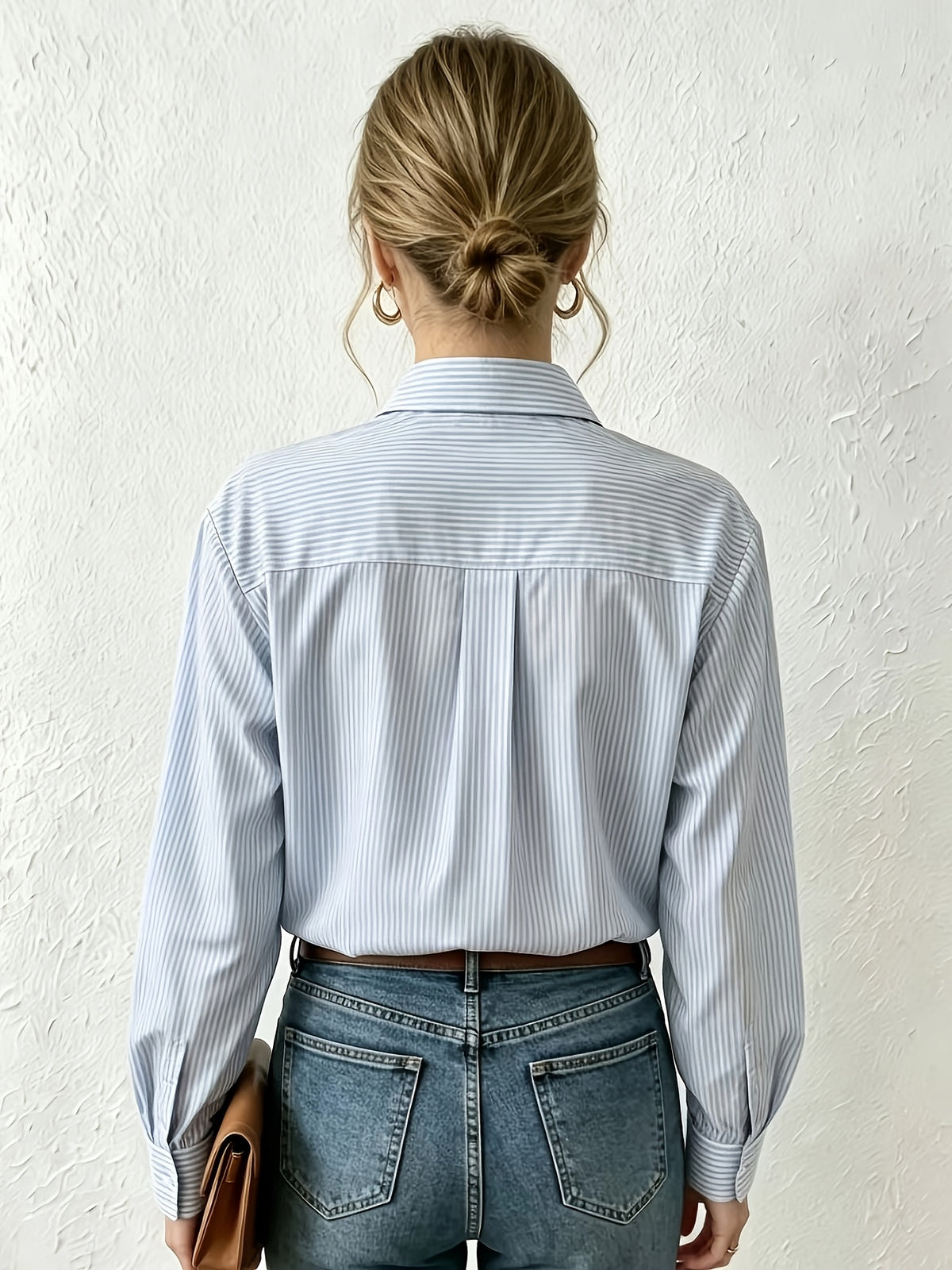 Chemise grande taille à rayures, coupe oversize, col à revers, manches longues, détail du tissu