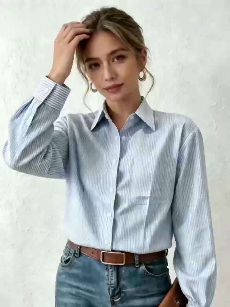 Chemise grande taille à rayures, coupe oversize, col à revers, manches longues, mise en situation