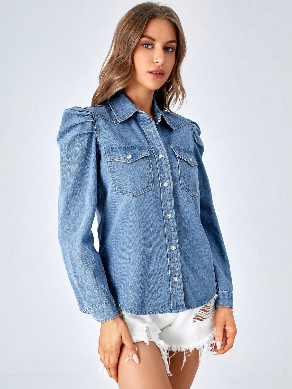 Chemise grande taille, col à revers, tenue franche, allure élégante, détail du tissu