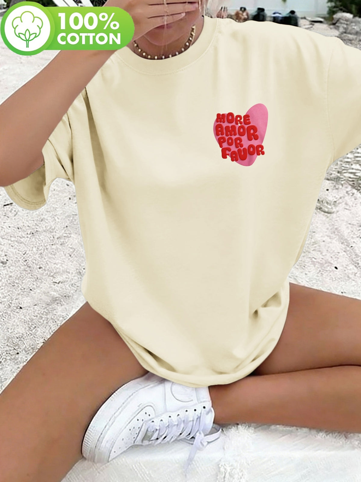 T-shirt grande taille, coupe ample, col rond, manches courtes, détail du tissu