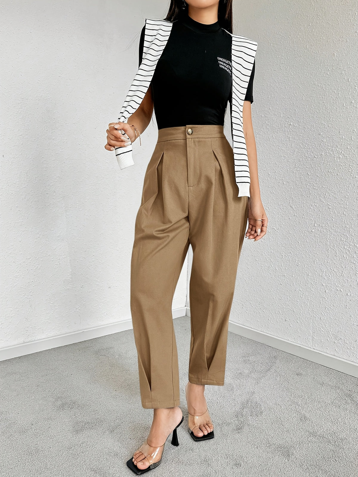 Pantalon carotte grande taille — Plis creux et bouton doré