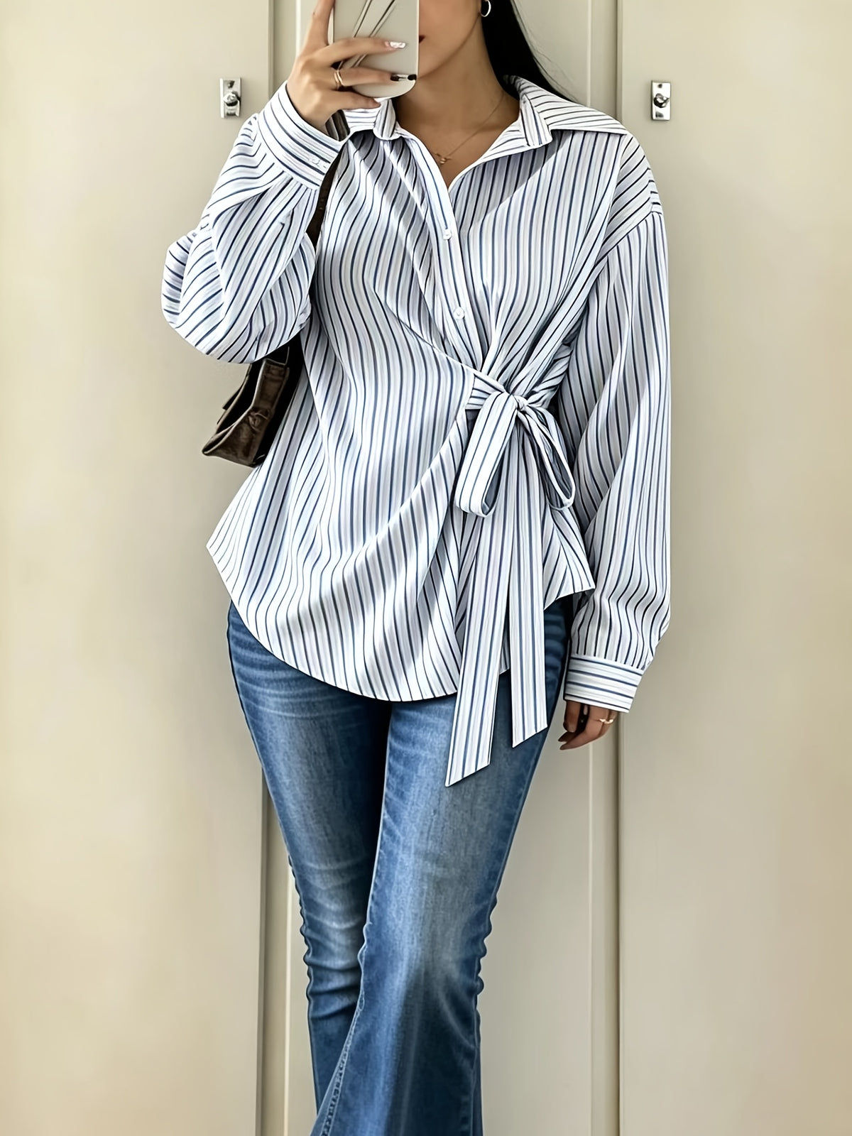 Chemise grande taille à rayures, ligne nette, vue de profil