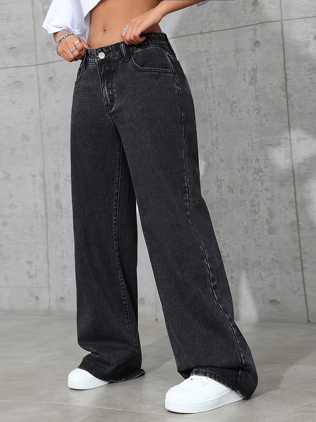 Jean grande taille, coupe évasée, délavage doux, poches pratiques, détail du col