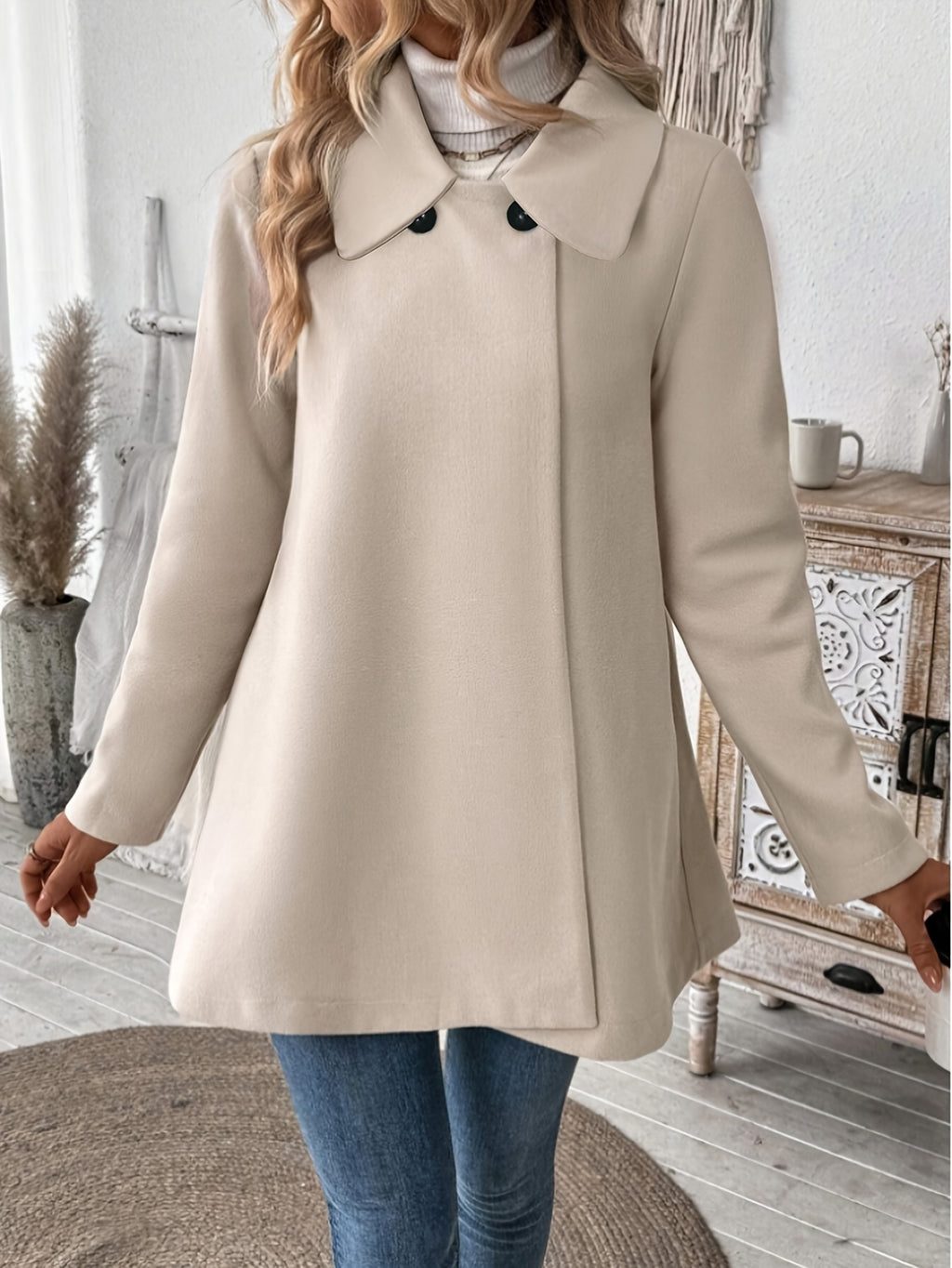 Manteau grande taille, col à revers, boutonnage, manches longues, mise en situation
