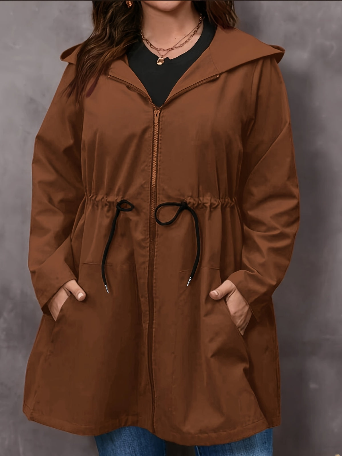 Manteau grande taille, capuche, ligne nette, mise en situation