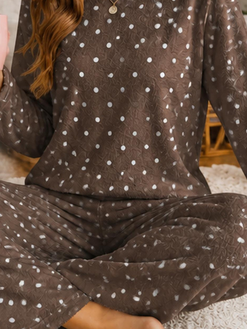 Pyjama grande taille à pois, coupe ample, manches longues, porté de face