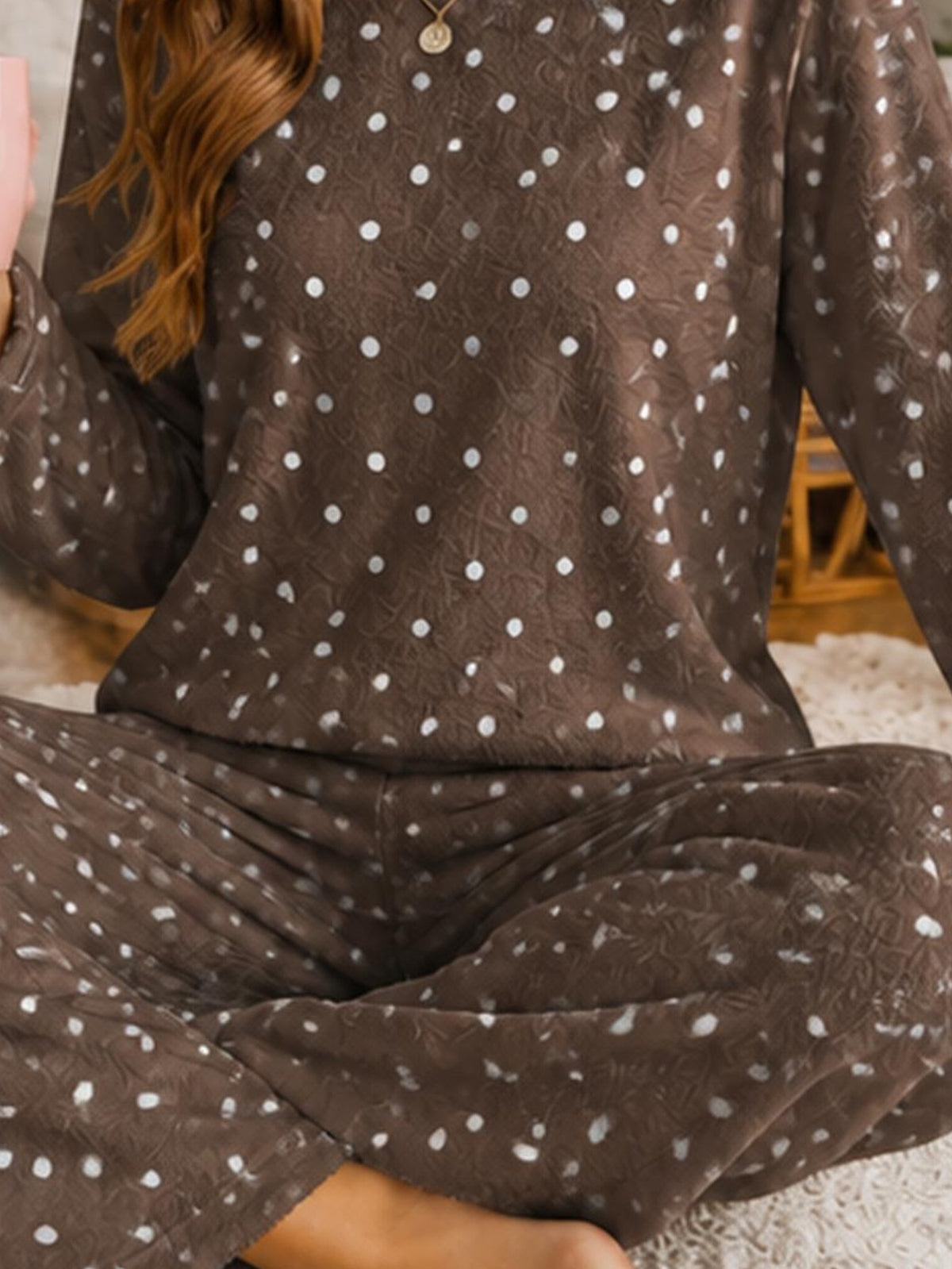 Pyjama grande taille à pois, coupe ample, manches longues, porté de face