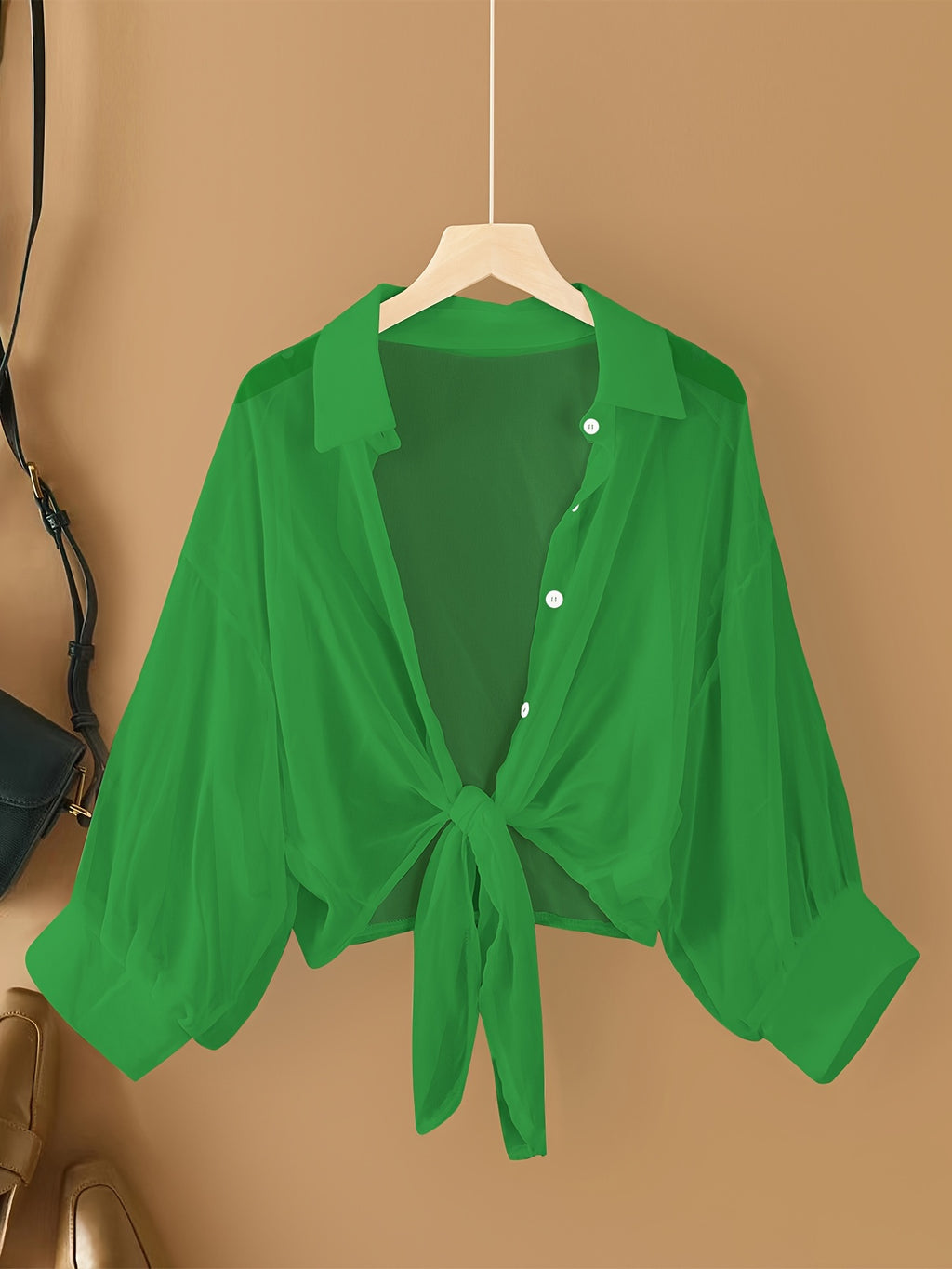 Blouse grande taille en soie, tombé fluide, gros plan
