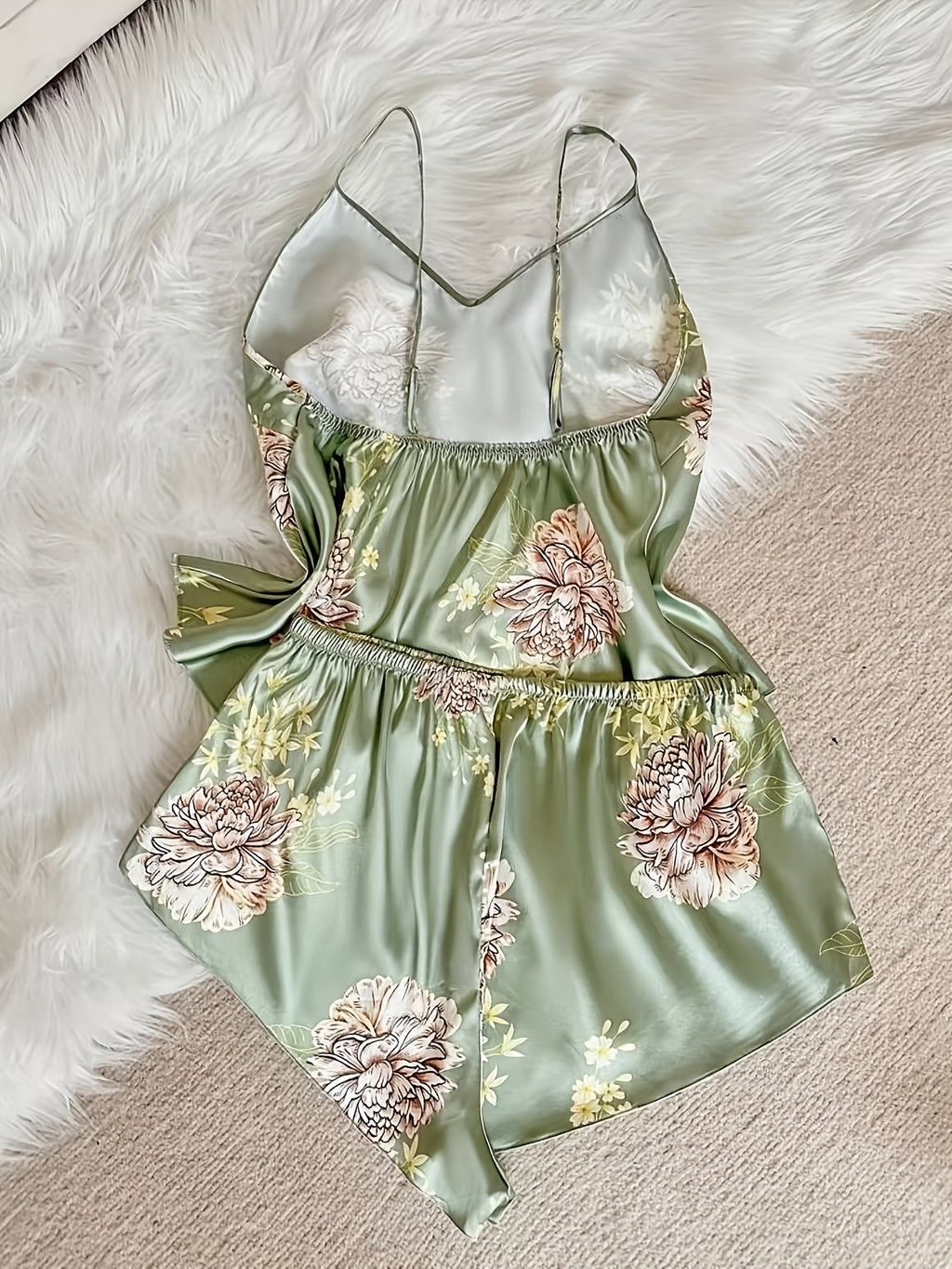 Ensemble grande taille en satin à imprimé fleuri, tombé fluide, ligne affirmée, vu de dos