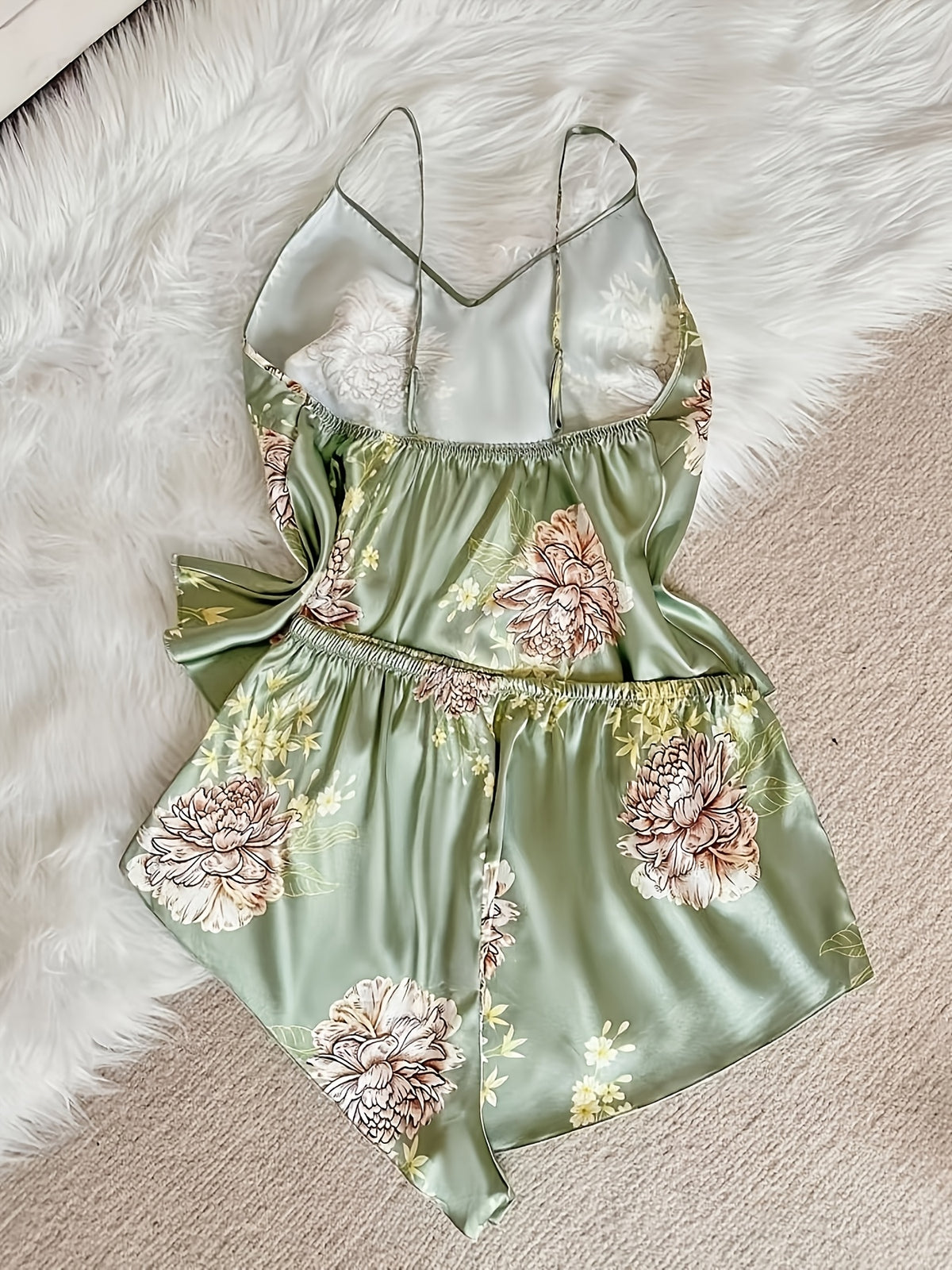 Ensemble grande taille en satin à imprimé fleuri, tombé fluide, ligne affirmée, vu de dos