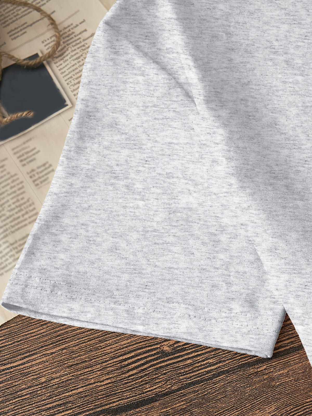 T-shirt grande taille, col rond, manches courtes, toucher naturel, détail du col