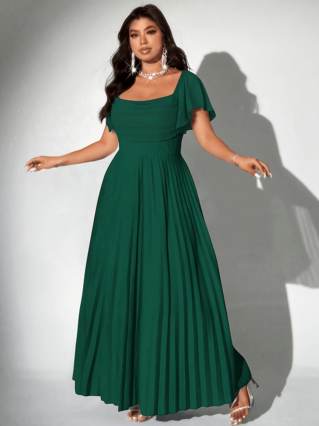 Robe d'invitée grande taille — Col carré et jupe plissée