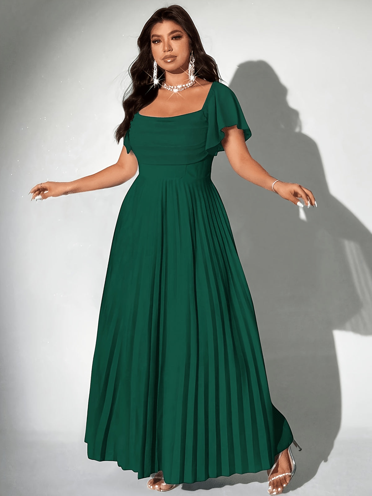 Robe d'invitée grande taille — Col carré et jupe plissée