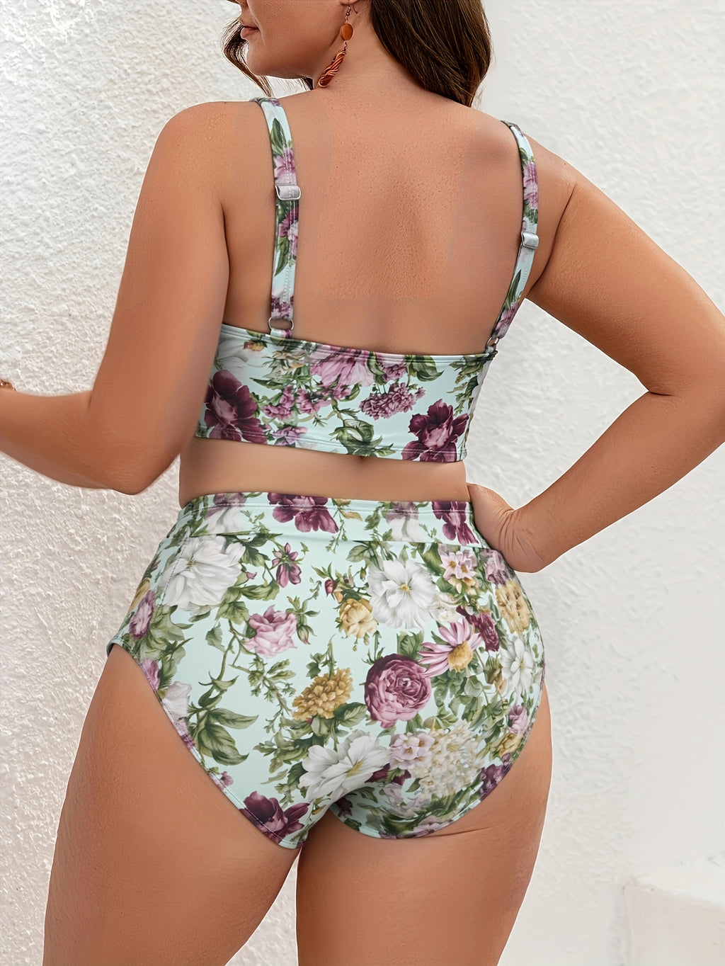 Bikini grande taille, buste torsadé et culotte taille haute