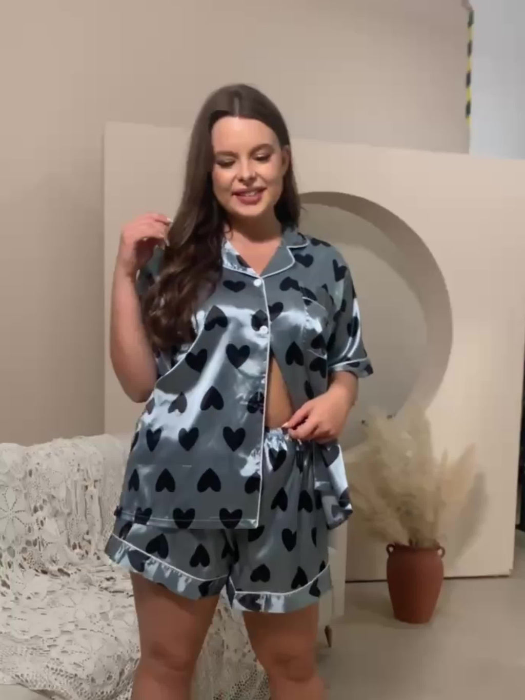 Pyjama grande taille en satin, manches courtes, tombé fluide, esprit preppy, gros plan