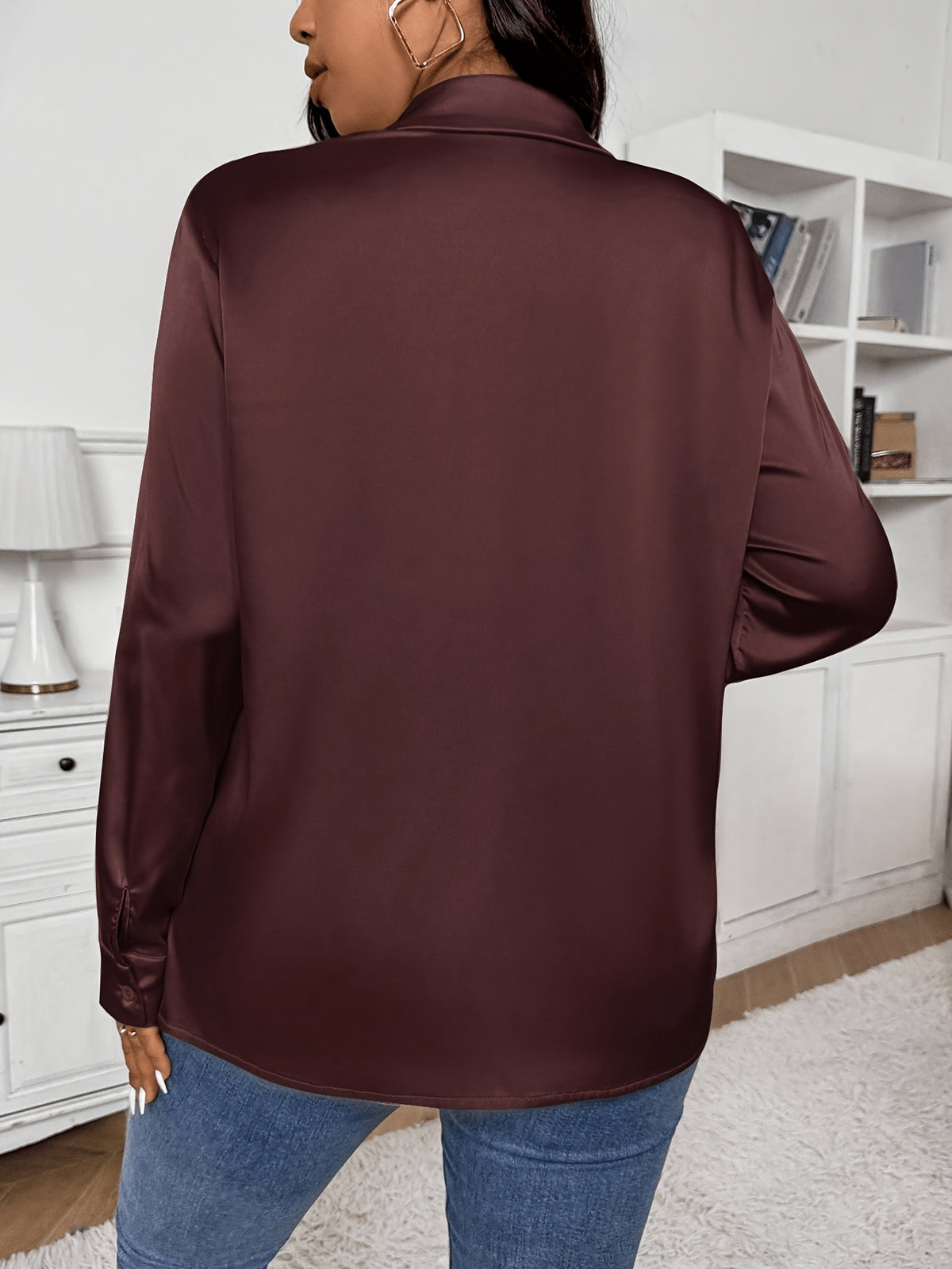 Chemise grande taille en satin, col V, tombé fluide, tissu opaque