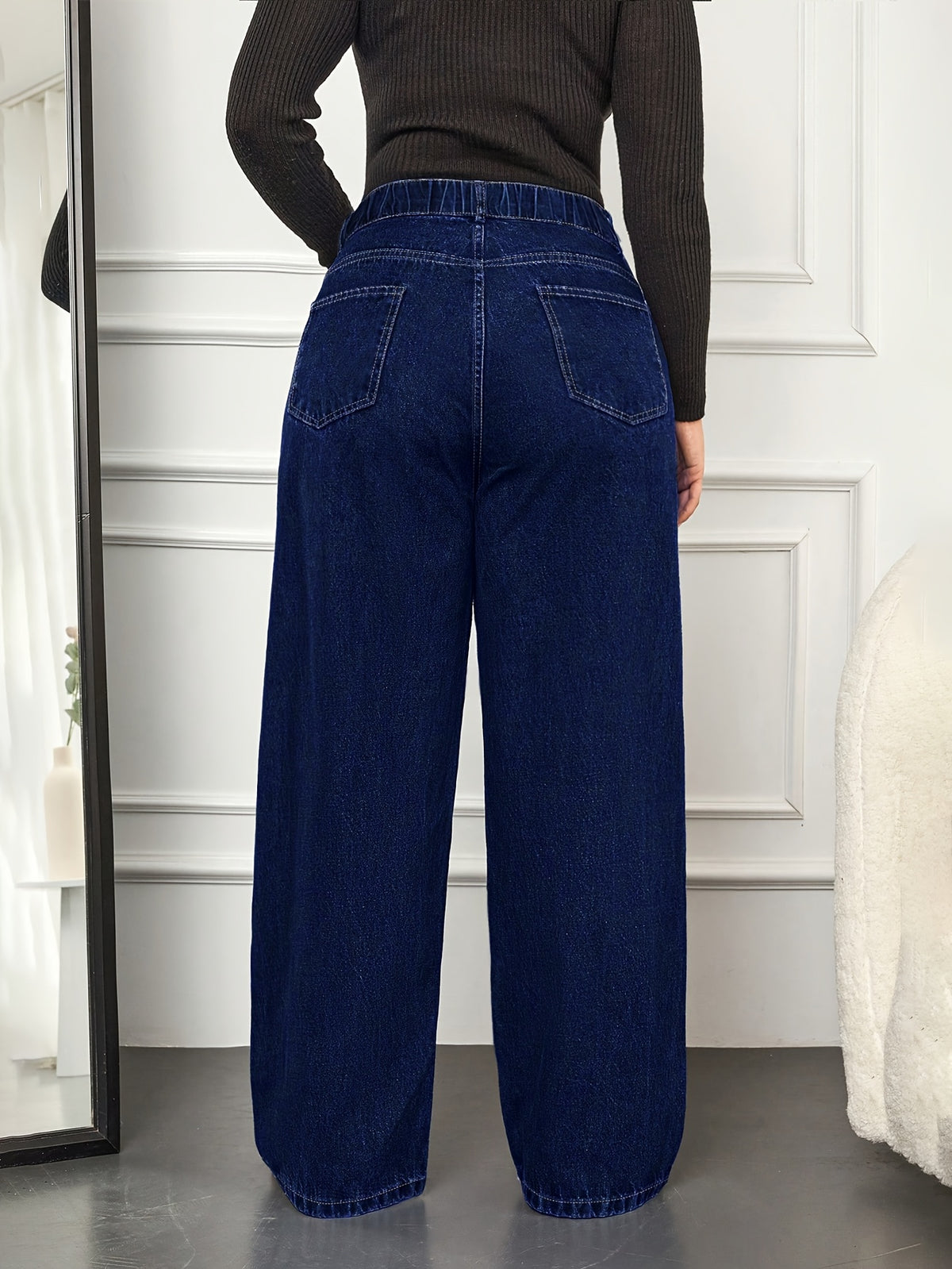 Jean grande taille, coupe droite, boutonnage, tenue franche, vu de dos