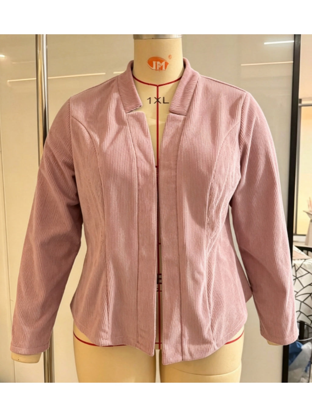 Veste grande taille en velours côtelé, gros plan