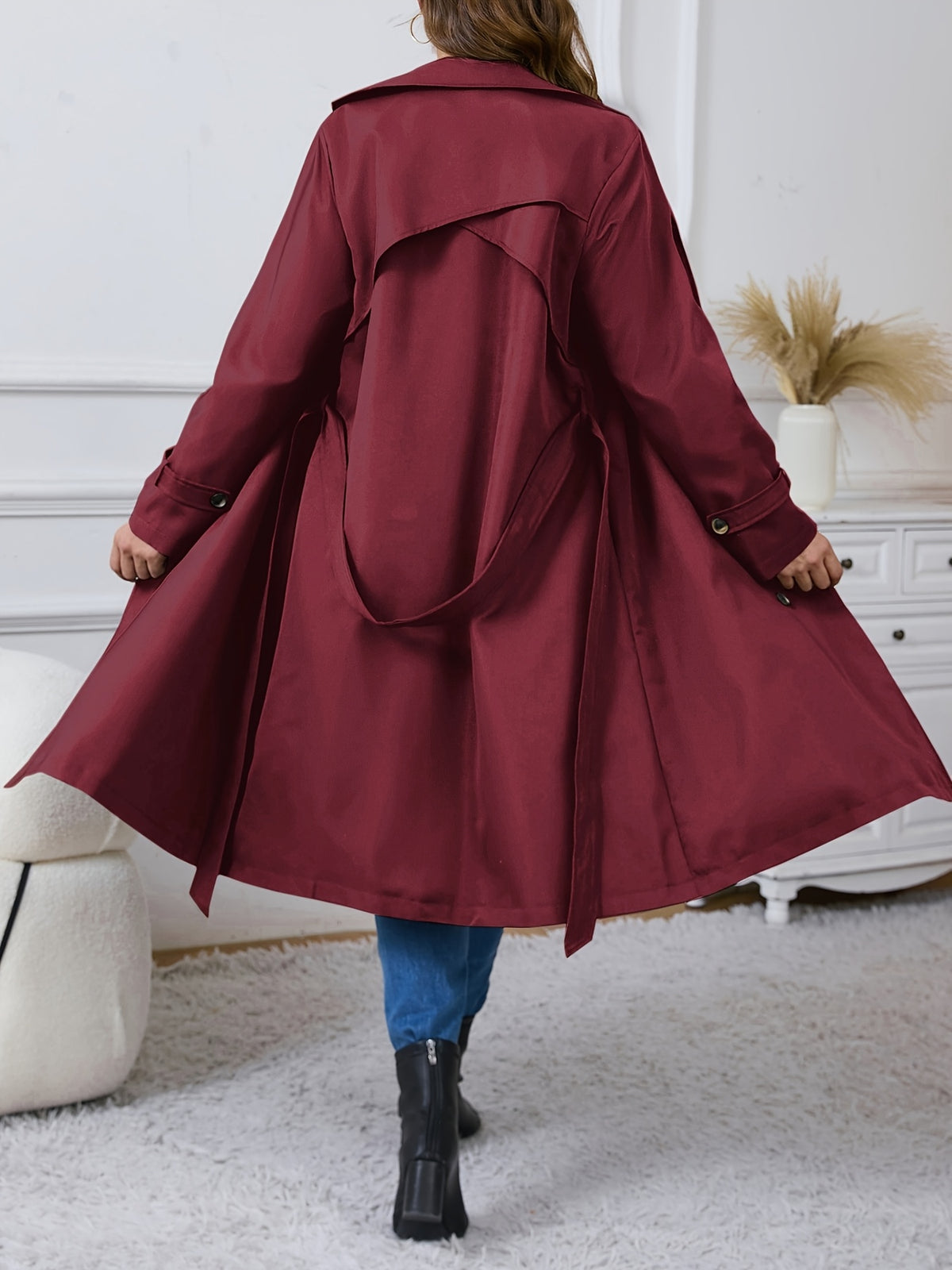 Manteau grande taille, coupe longue, col à revers, boutonnage, détail du col