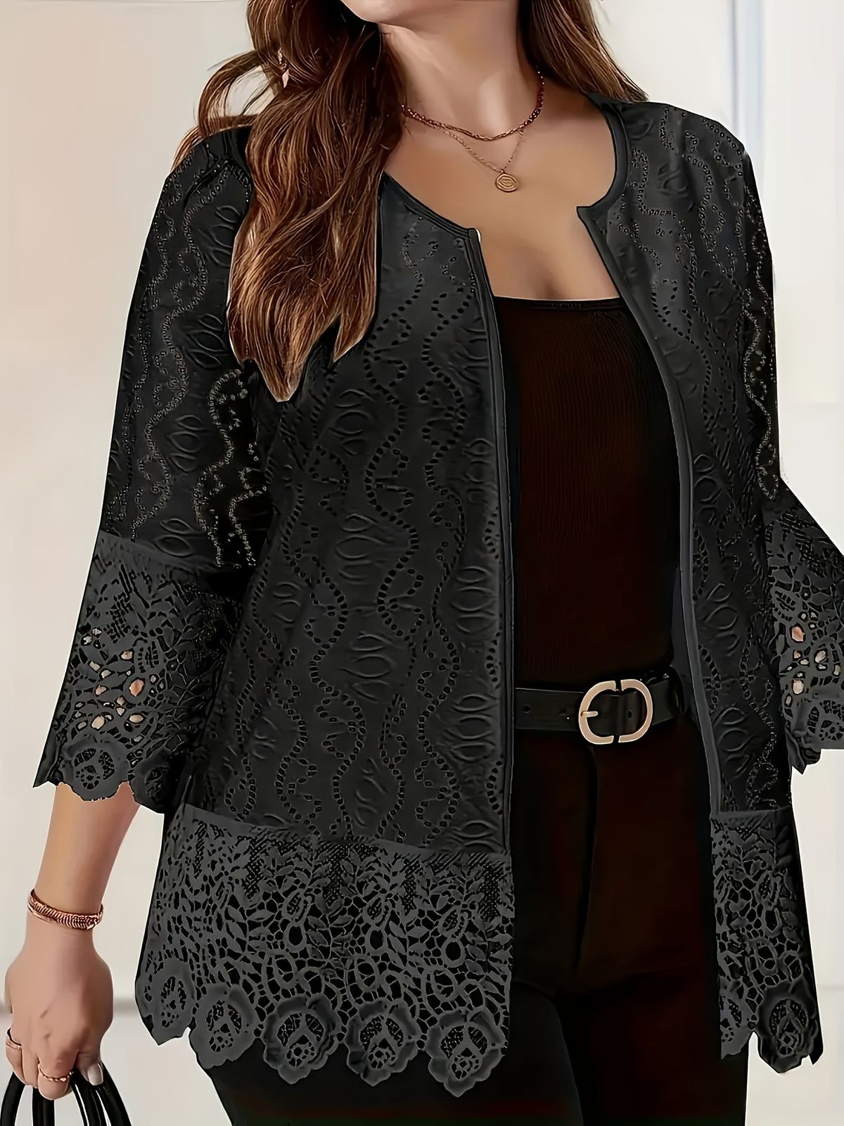 Cardigan grande taille en dentelle, dentelle contrastée, effet ajouré, porté de face