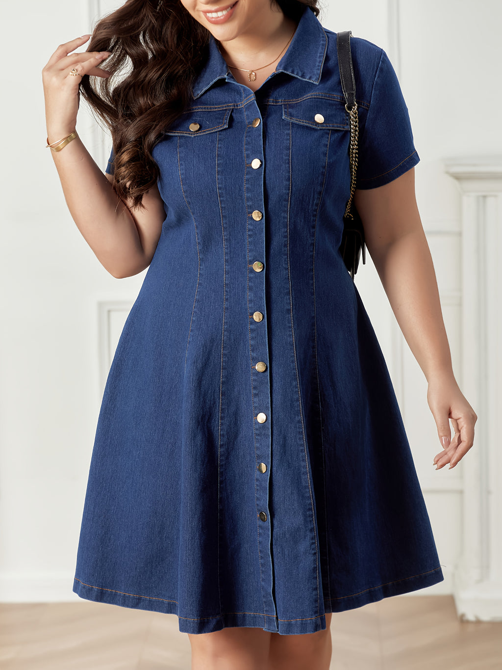 Robe grande taille, boutonnage, tenue franche, vu de dos