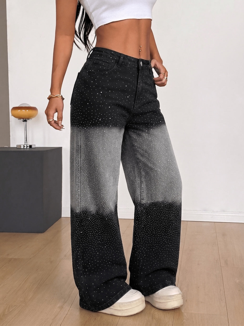 Pantalon grande taille, coupe oversize, strass, tenue franche, vu de dos