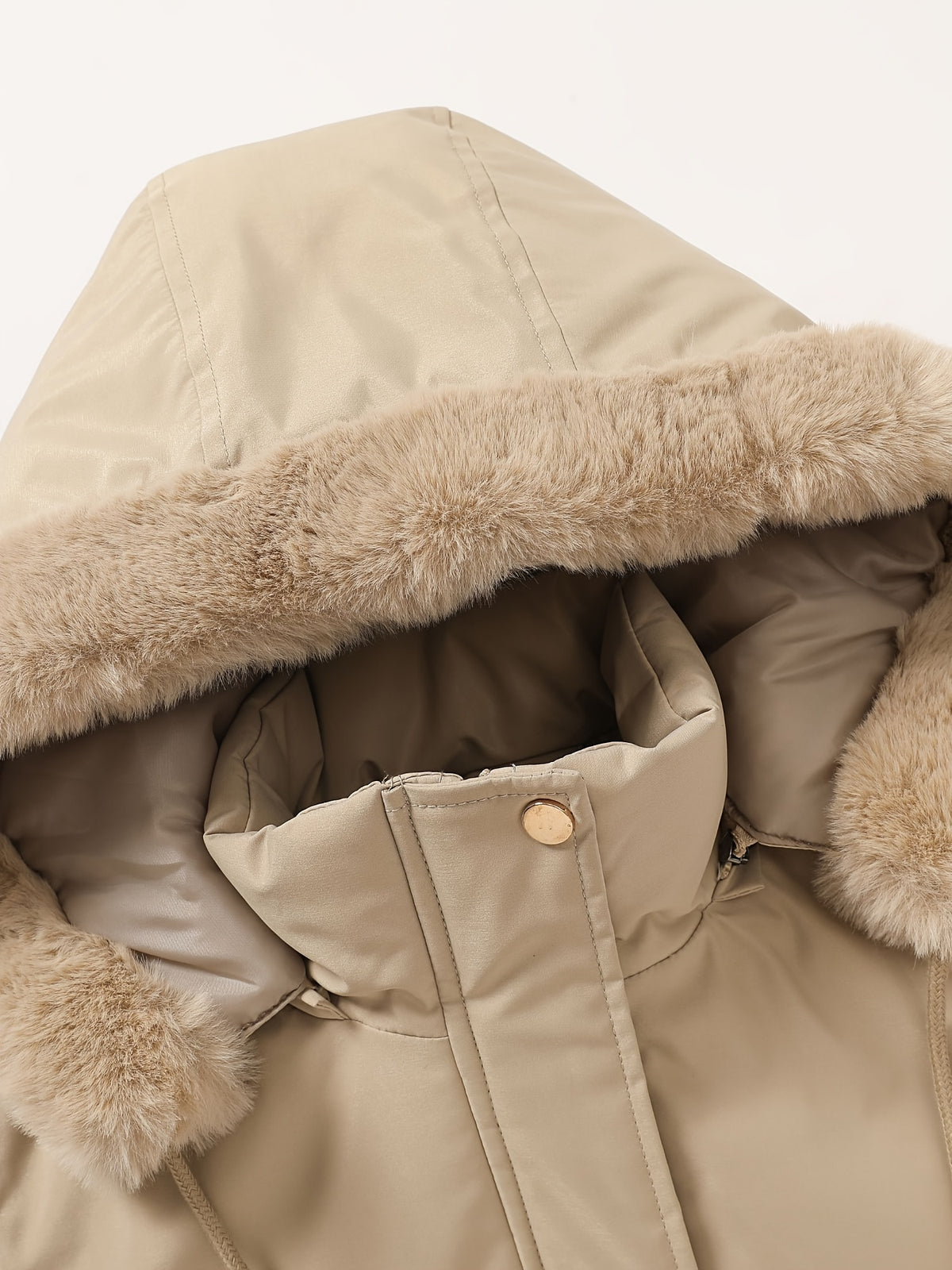 Veste grande taille, coupe oversize, longueur midi, capuche, mise en situation