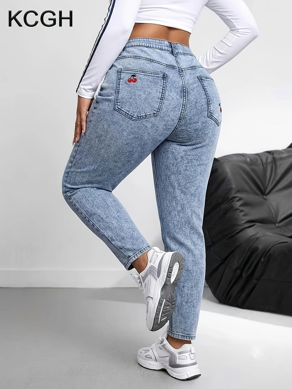 Jean grande taille, coupe oversize, broderie, tenue franche, vu de dos