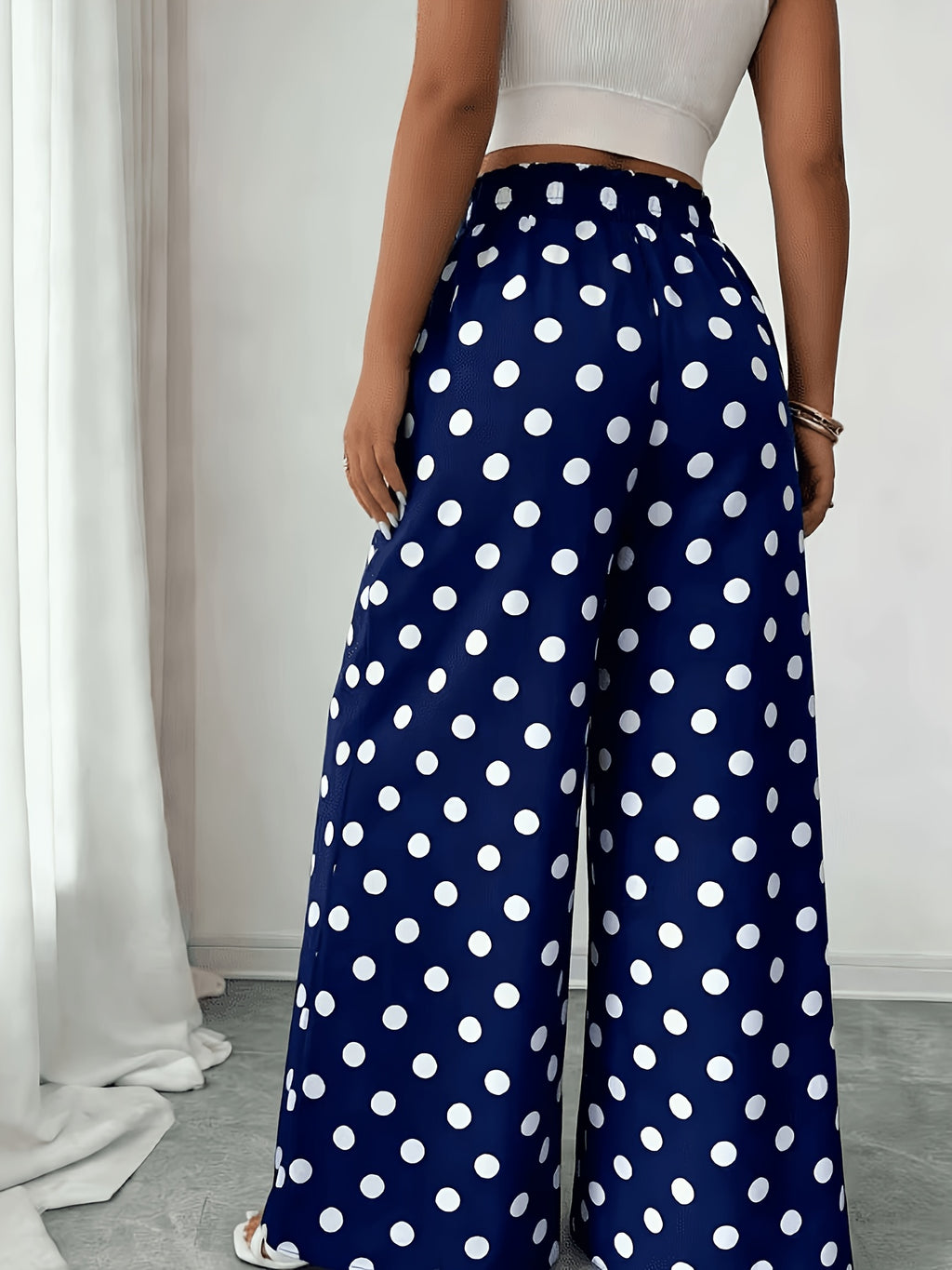 Pantalon grande taille à pois, coupe évasée, détail du col