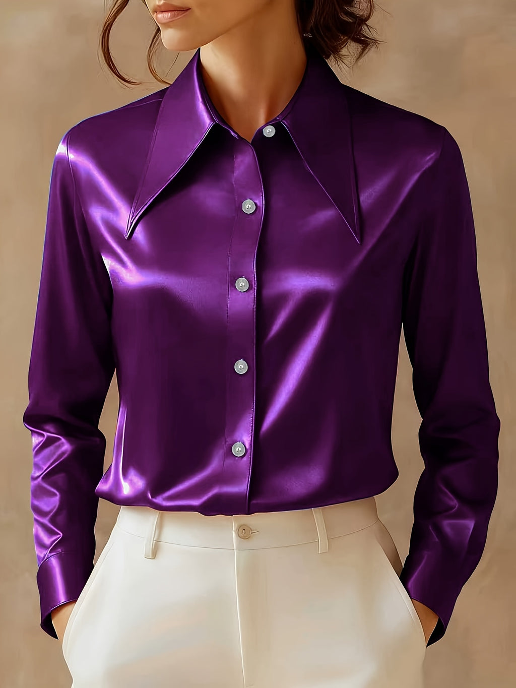 Blouse grande taille en satin, tombé fluide, détail du tissu