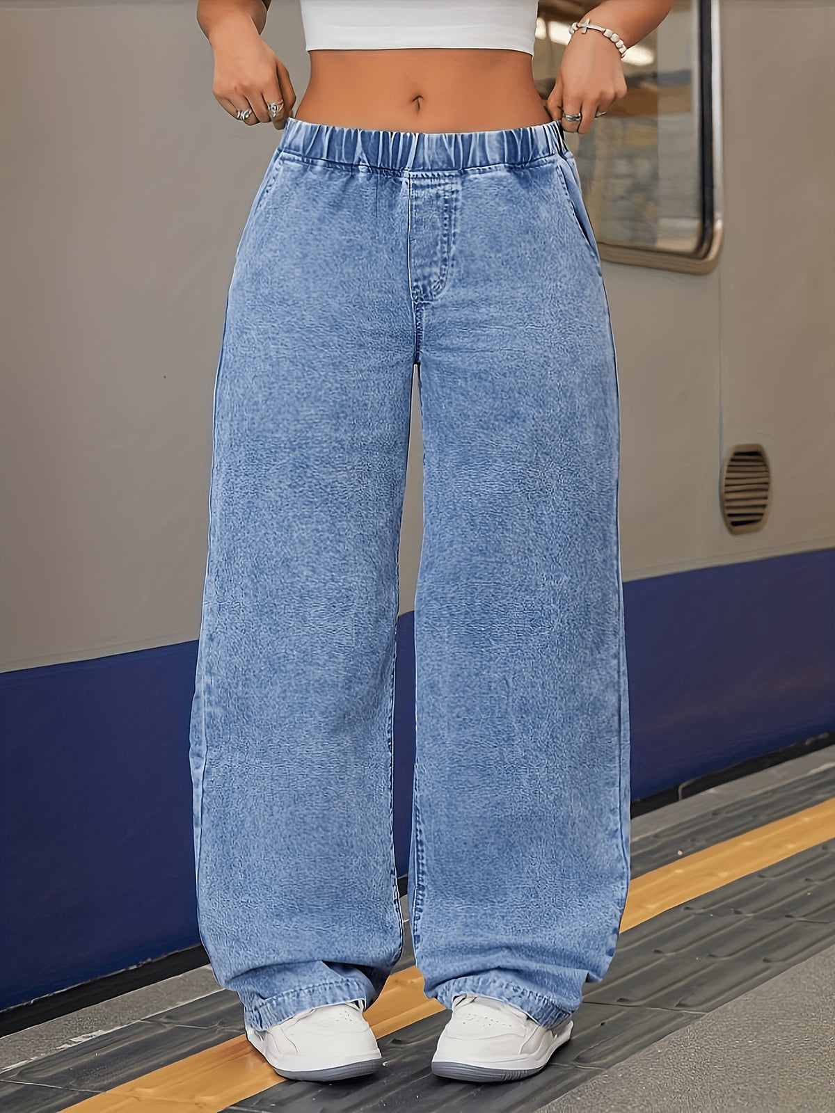 Jean grande taille, coupe oversize, tenue franche, jambe droite, porté de face