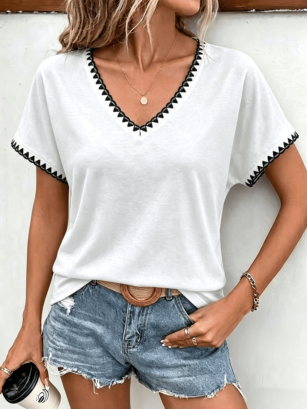 T-shirt grande taille en dentelle, col V, effet ajouré, vu de dos