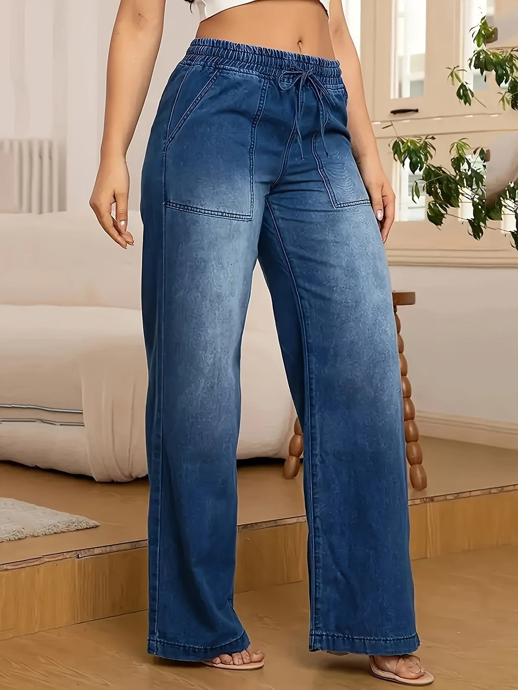 Jean grande taille, coupe droite, ceinture assortie, tombé fluide