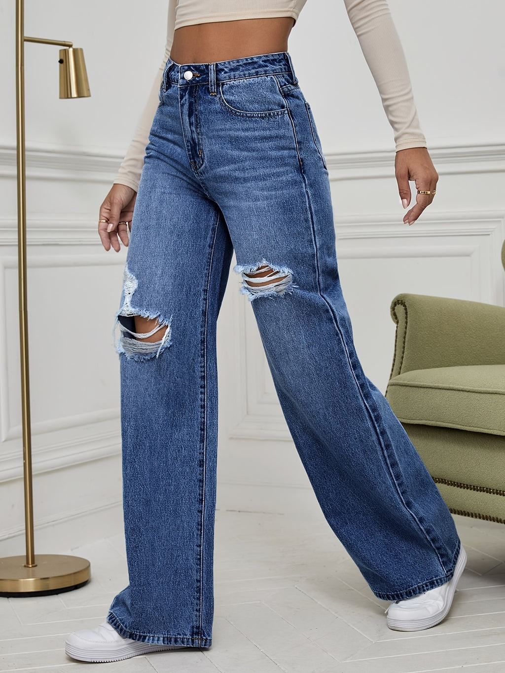 Jean grande taille, coupe évasée, tenue franche, jambe large, porté de face