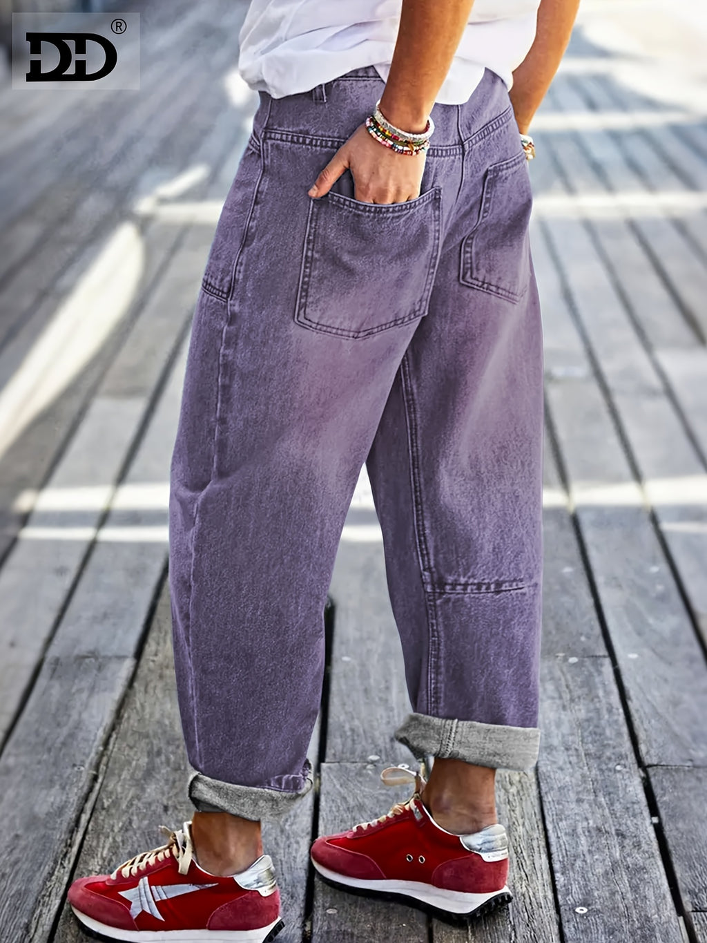 Jean grande taille, coupe droite, délavage doux, poches pratiques, détail du tissu