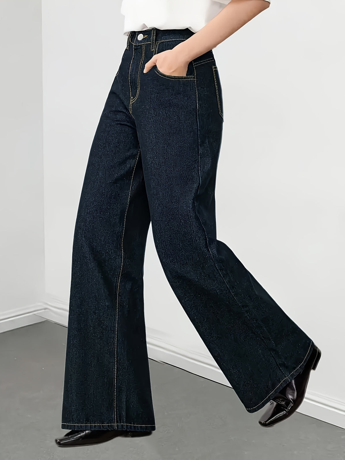 Jean grande taille, coupe évasée, tenue franche, délavage — composition : 70% Coton, 28% Polyester, 2% Élasthanne
