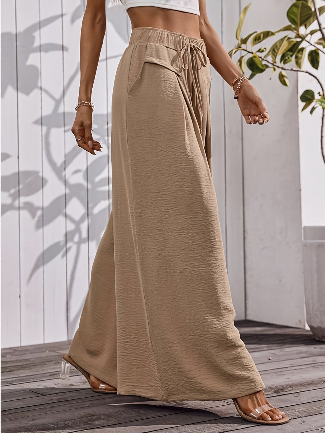 Pantalon grande taille, coupe évasée, cordon de serrage, vu de dos