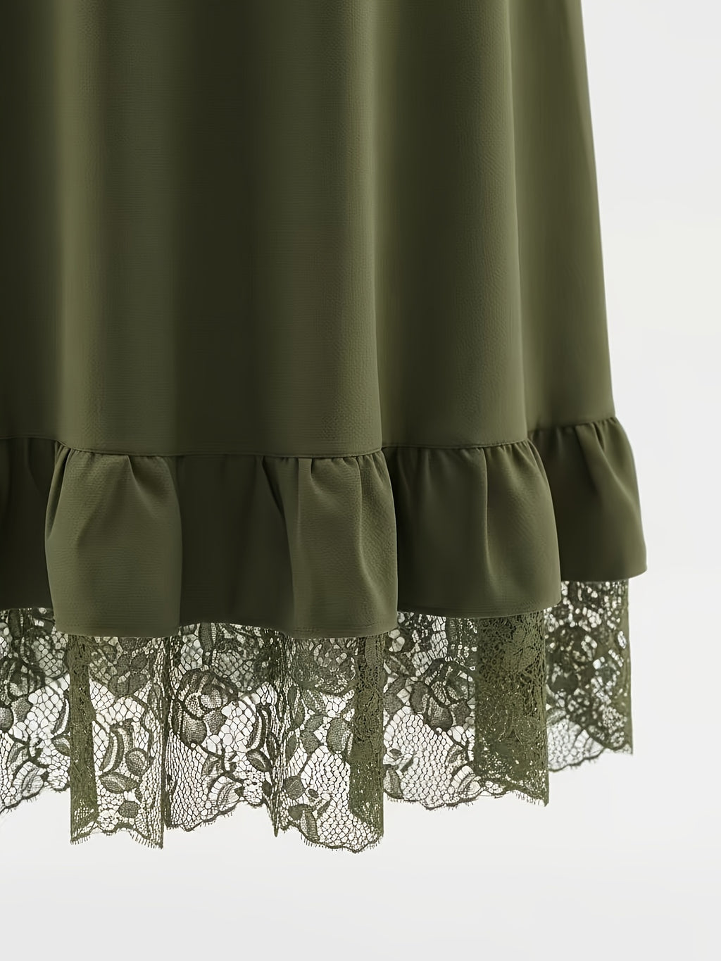 Robe grande taille, dentelle contrastée, ceinture assortie, tissu opaque