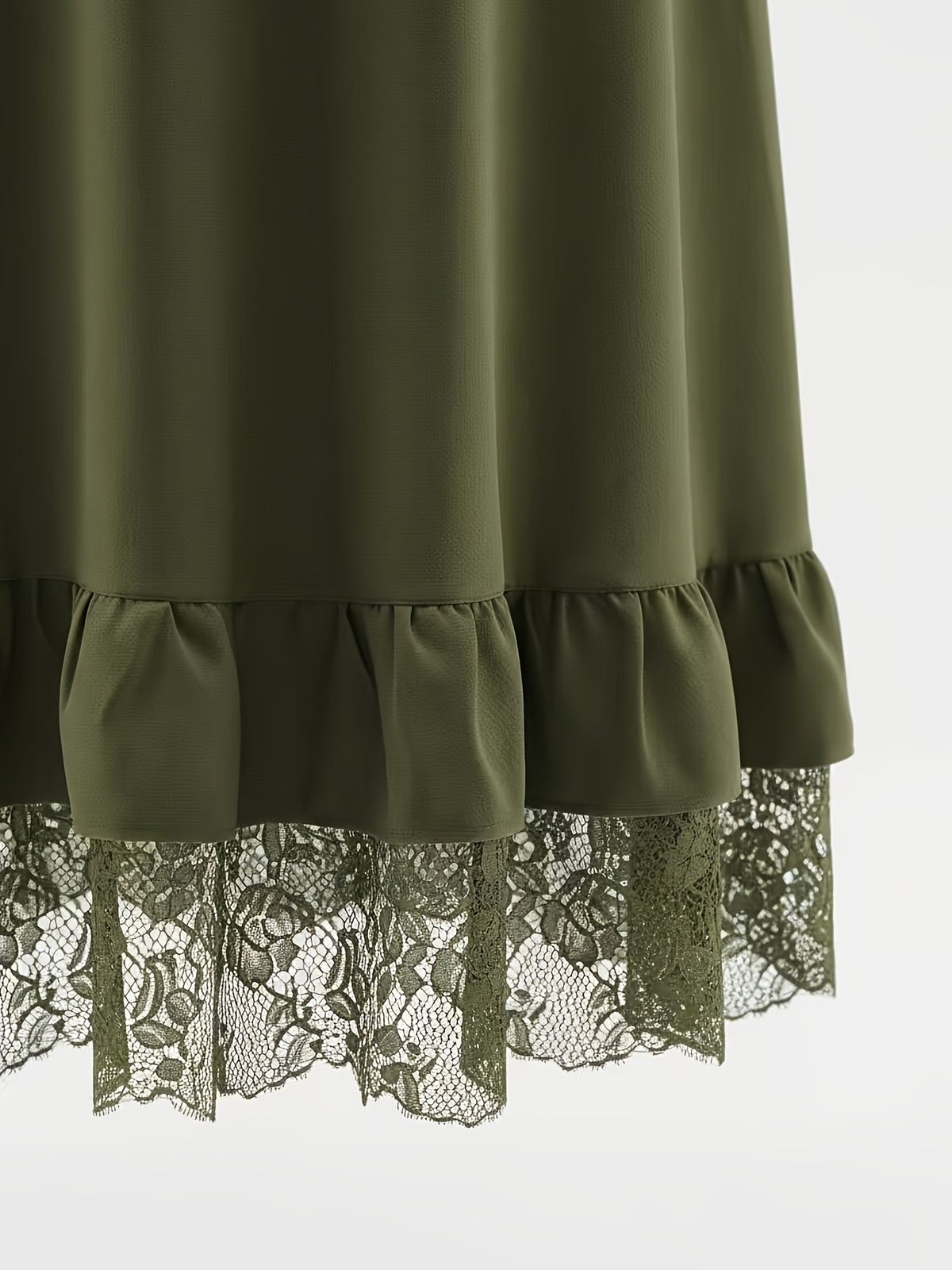 Robe grande taille, dentelle contrastée, ceinture assortie, tissu opaque