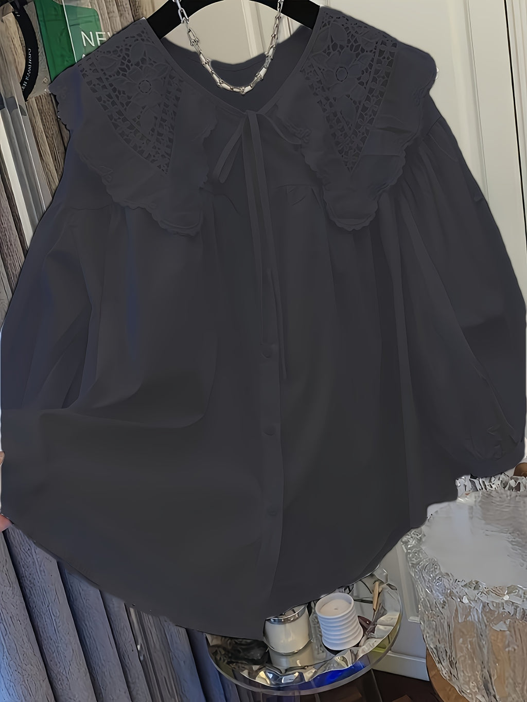 Blouse grande taille en dentelle, volants, effet ajouré, vu de dos